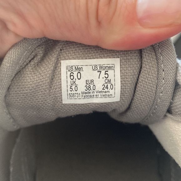 Women’s BRAND NEW Vans. - Picture 4 of 4